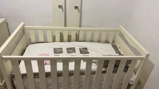 Cuna convertible con cómoda y cambiador