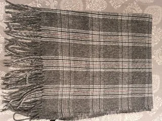 Set sciarpa, berretto e guanti grigi