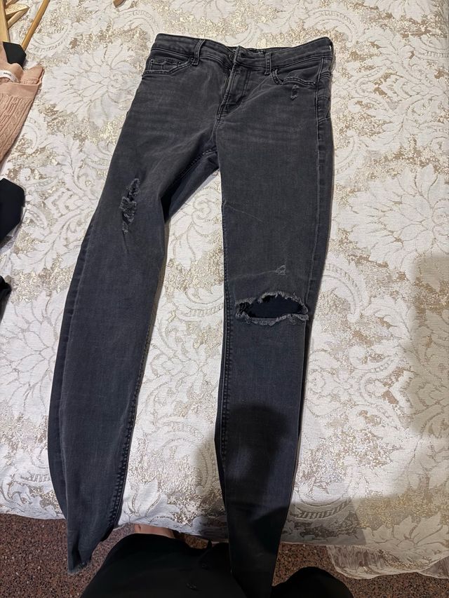 Pantalones grises desgastados