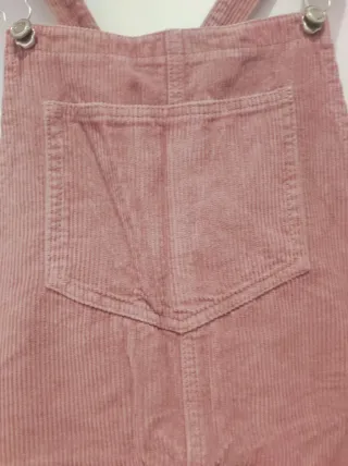 Peto de pana rosa con una puesta