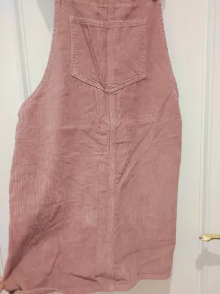 Peto de pana rosa con una puesta