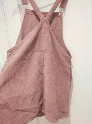 Peto de pana rosa con una puesta