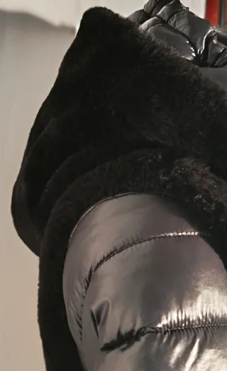 Gilet ecopelliccia nero con cappuccio