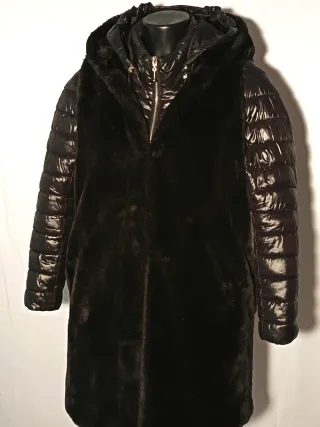 Gilet ecopelliccia nero con cappuccio