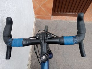 Bici Gravel Giant Azul y Blanca