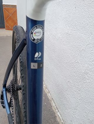 Bici Gravel Giant Azul y Blanca