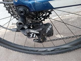 Bici Gravel Giant Azul y Blanca