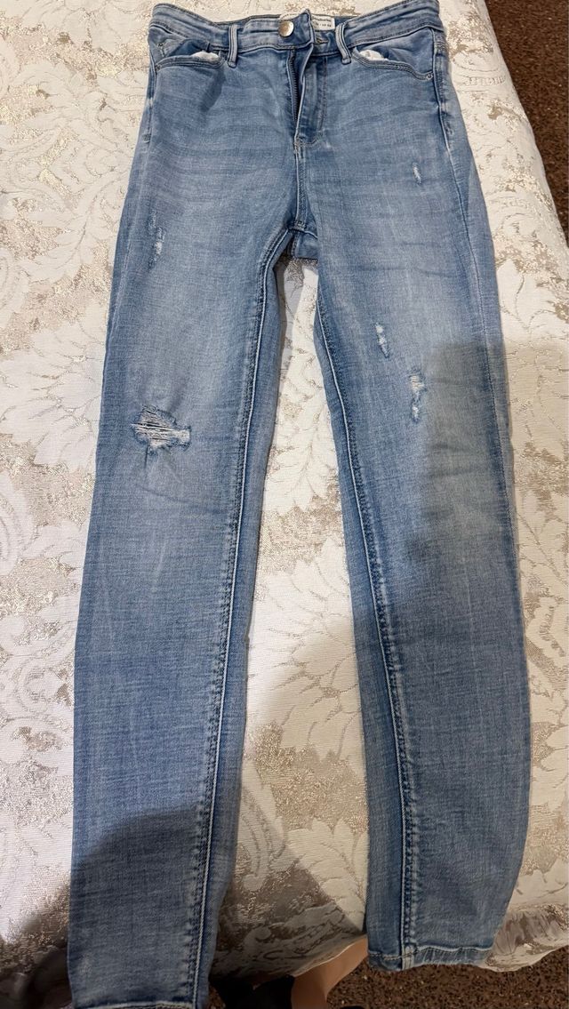 Pantalones vaqueros desgastados