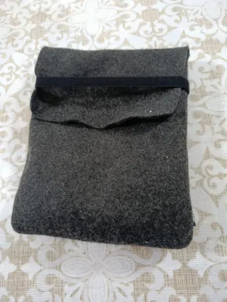 Custodia per cuffie in feltro grigio
