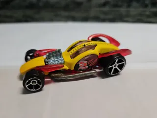 Hot Wheels Coche Amarillo y Rojo