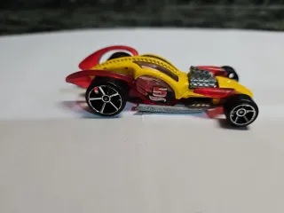 Hot Wheels Coche Amarillo y Rojo