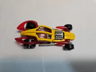 Hot Wheels Coche Amarillo y Rojo
