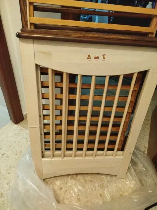 Cuna de bebé de madera con colchón