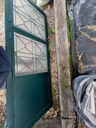 Puerta de hierro con cristales