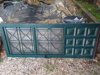 Puerta de hierro con cristales