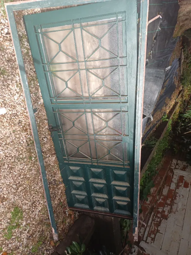 Puerta de hierro con cristales