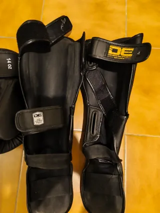 Espinilleras y guantes Muay Thai DE
