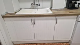 Cocina completa blanca con encimera de madera