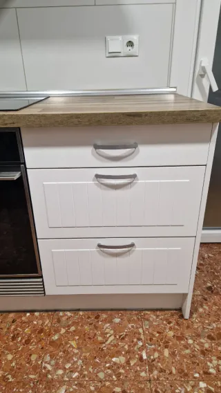 Cocina completa blanca con encimera de madera