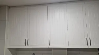 Cocina completa blanca con encimera de madera