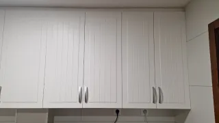 Cocina completa blanca con encimera de madera