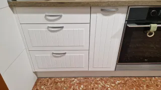 Cocina completa blanca con encimera de madera