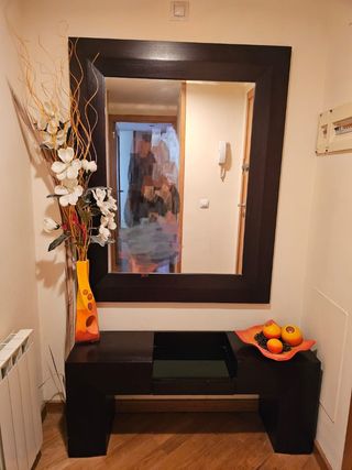 Mueble recibidor con espejo de roble.