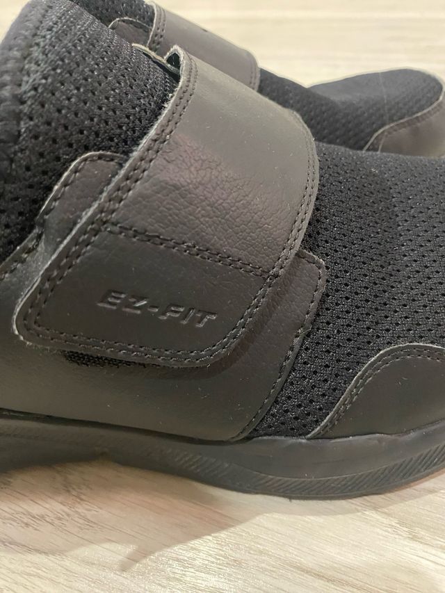 Deportivas Skechers Negras Cierre Velcro y regalo