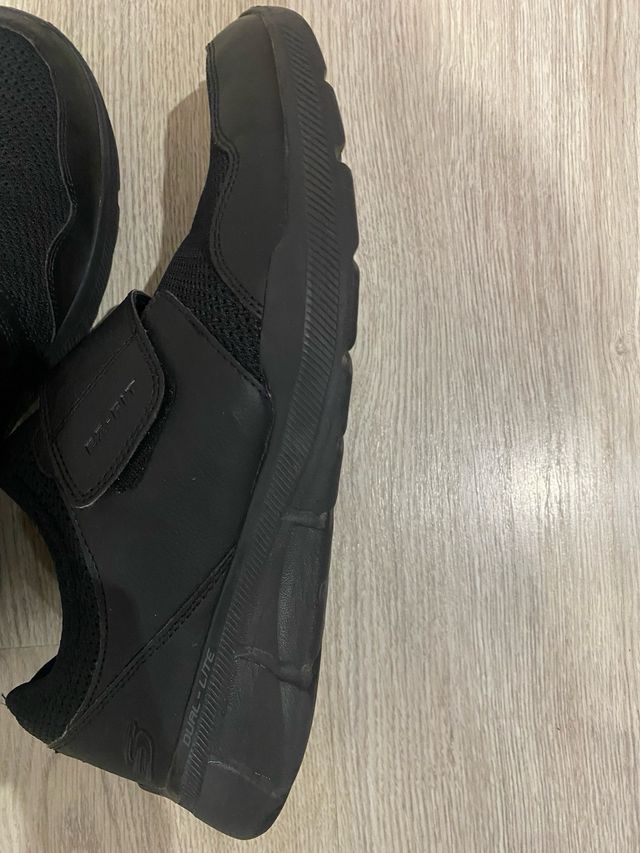 Deportivas Skechers Negras Cierre Velcro y regalo