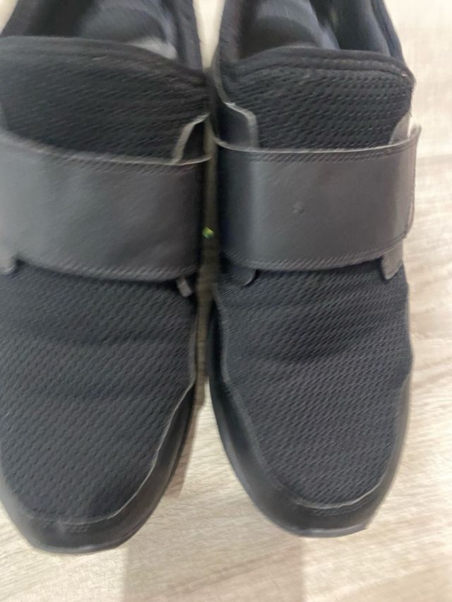 Deportivas Skechers Negras Cierre Velcro y regalo