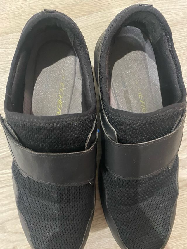 Deportivas Skechers Negras Cierre Velcro y regalo