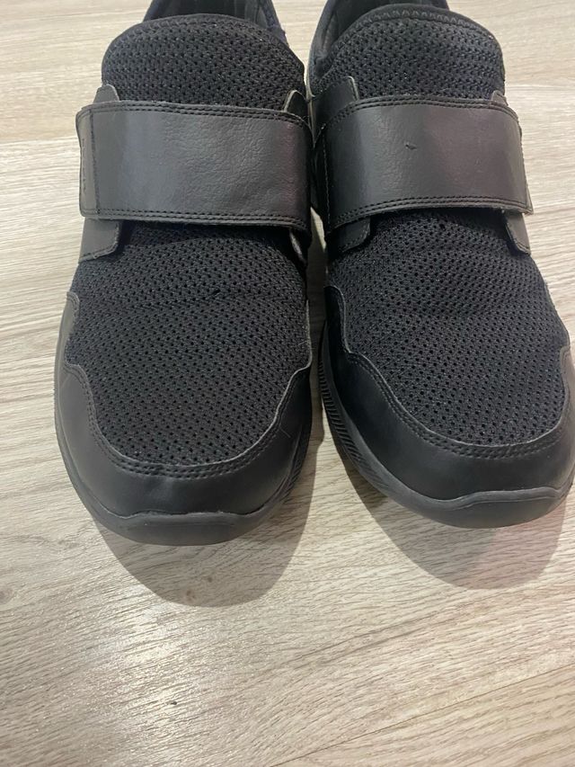 Deportivas Skechers Negras Cierre Velcro y regalo