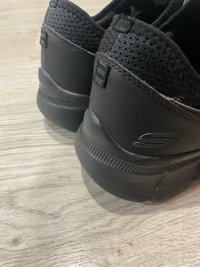 Deportivas Skechers Negras Cierre Velcro y regalo