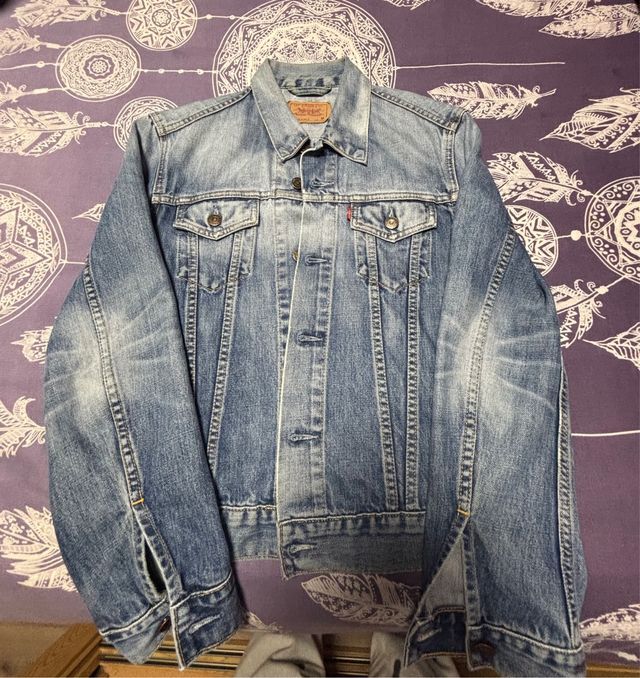 Cazadora vaquera Levi's en buen estado.