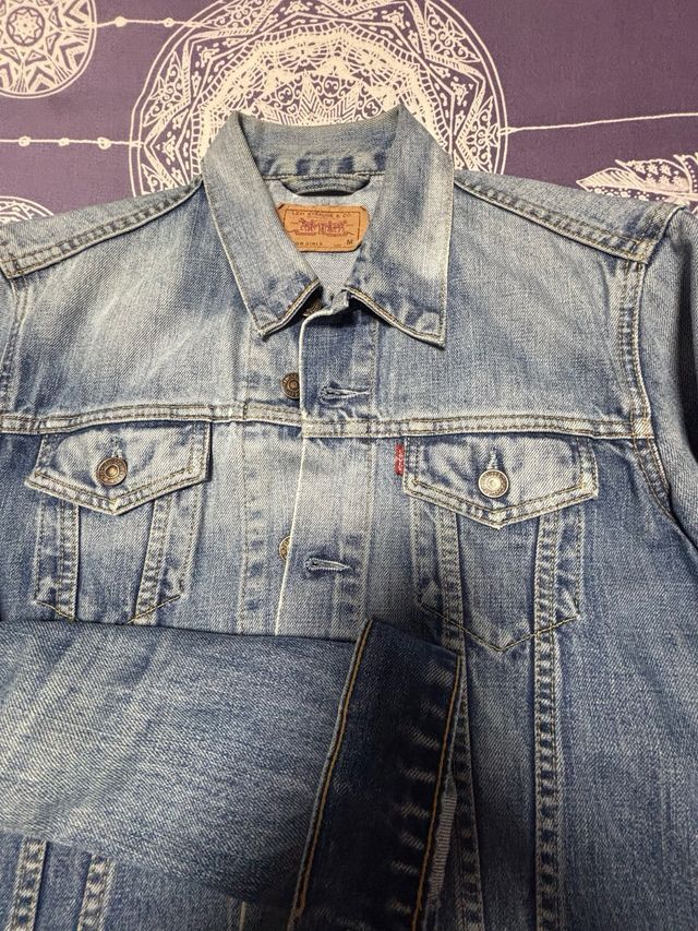 Cazadora vaquera Levi's en buen estado.