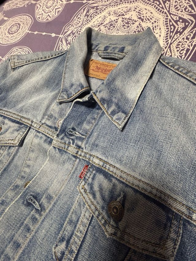 Cazadora vaquera Levi's en buen estado.
