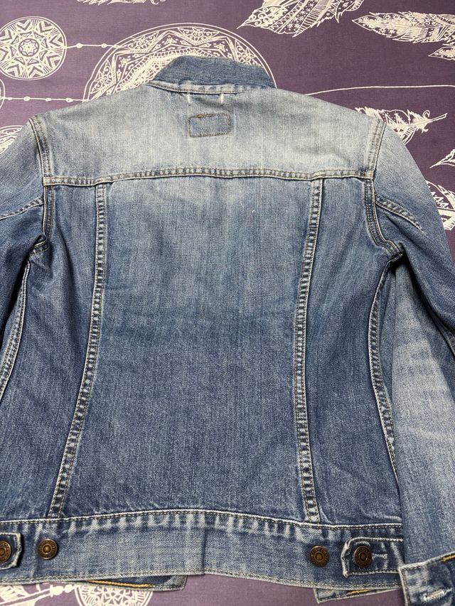 Cazadora vaquera Levi's en buen estado.