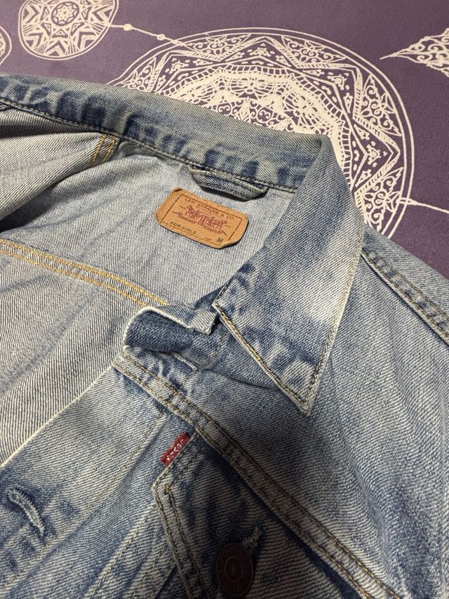 Cazadora vaquera Levi's en buen estado.
