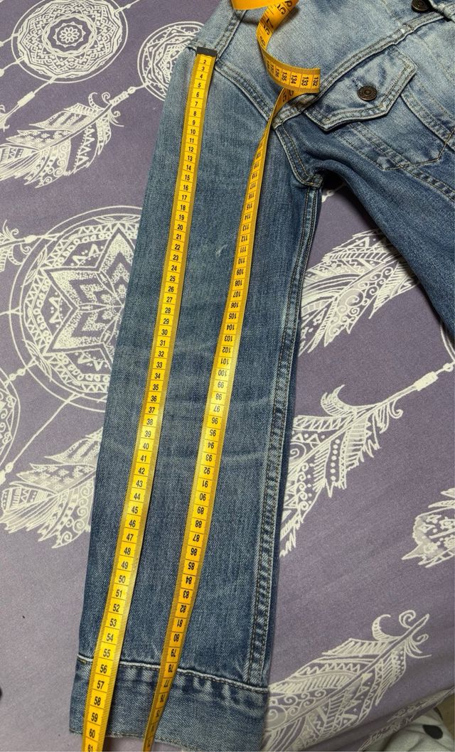 Cazadora vaquera Levi's en buen estado.