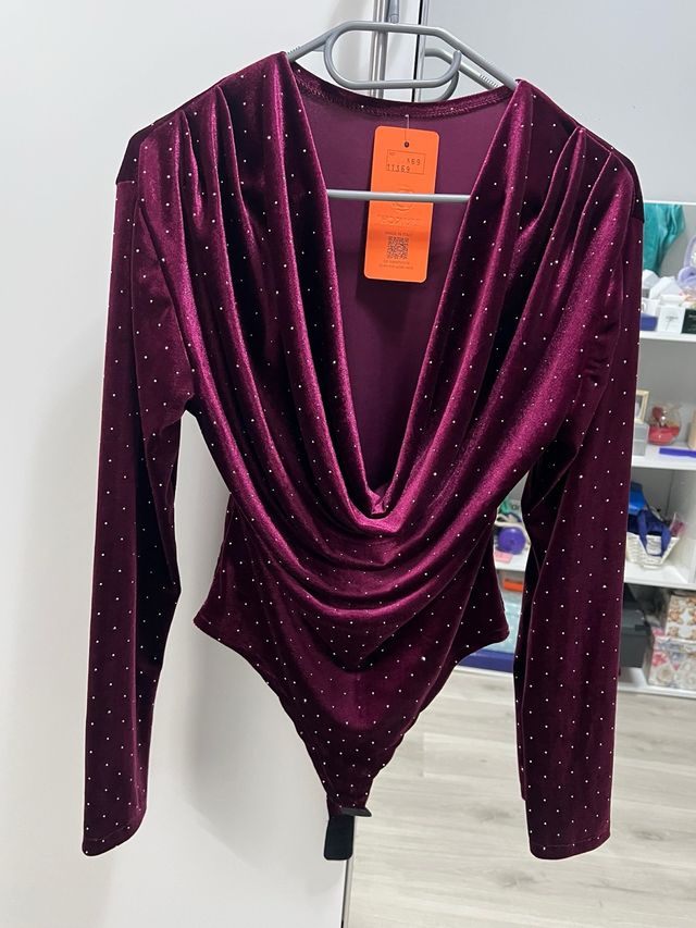 Body terciopelo burdeos tachas plateadas