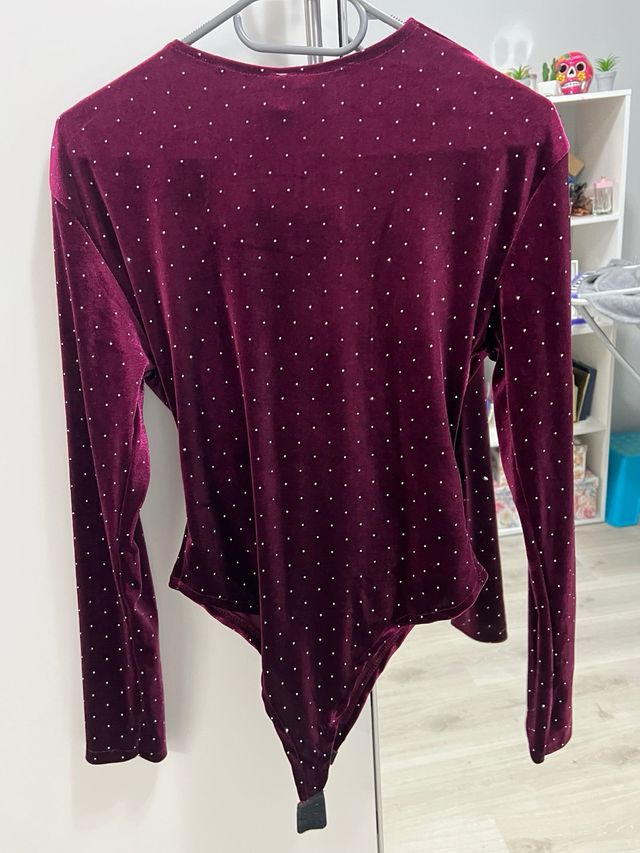 Body terciopelo burdeos tachas plateadas