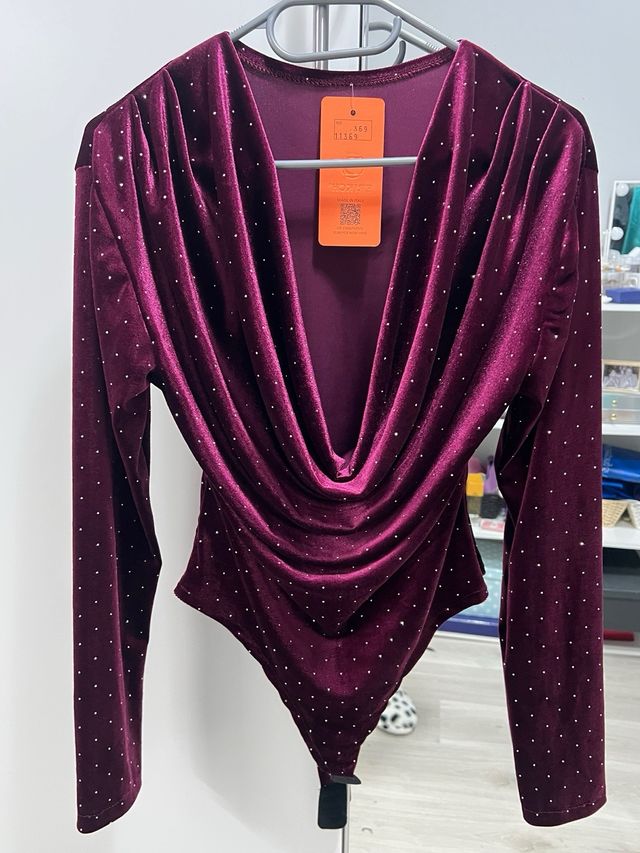 Body terciopelo burdeos tachas plateadas