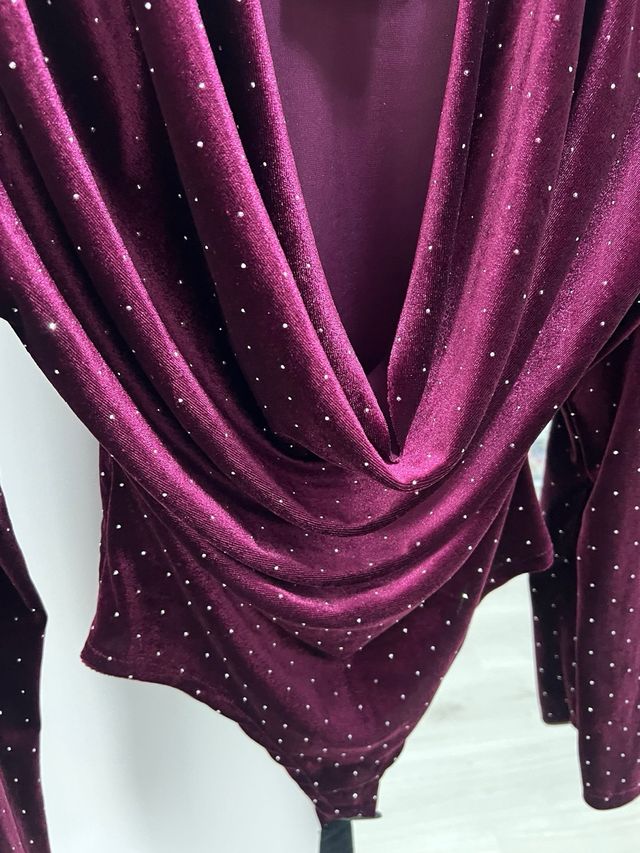 Body terciopelo burdeos tachas plateadas