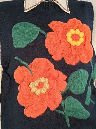 Gilet con fiori arancioni