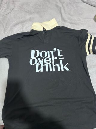 Camiseta negra con cuello beige