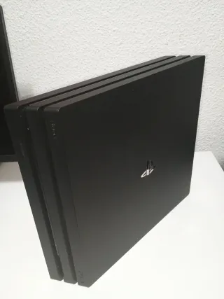 PS4 Pro Negra + Mando Camuflaje