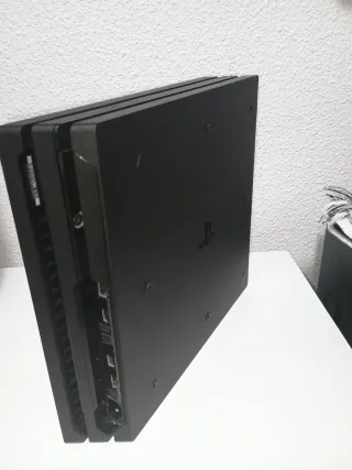 PS4 Pro Negra + Mando Camuflaje