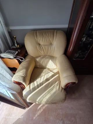 Cama de madera con cabecero y mesitas