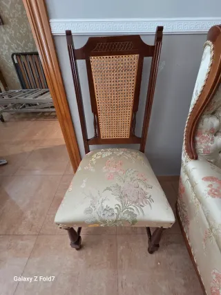 Cama de madera con cabecero y mesitas