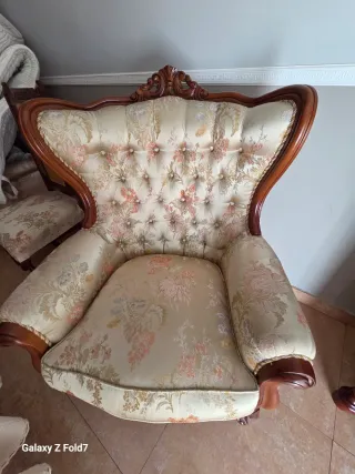 Cama de madera con cabecero y mesitas